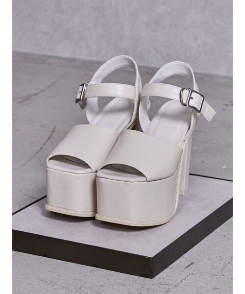 GYDA(ジェイダ)の「アンクルベルトチャンキーサンダル(サンダル・レディース・アイボリー/ブラック/シルバー系その他2・LARGE/MEDIUM/SMALL)」の1枚目の写真