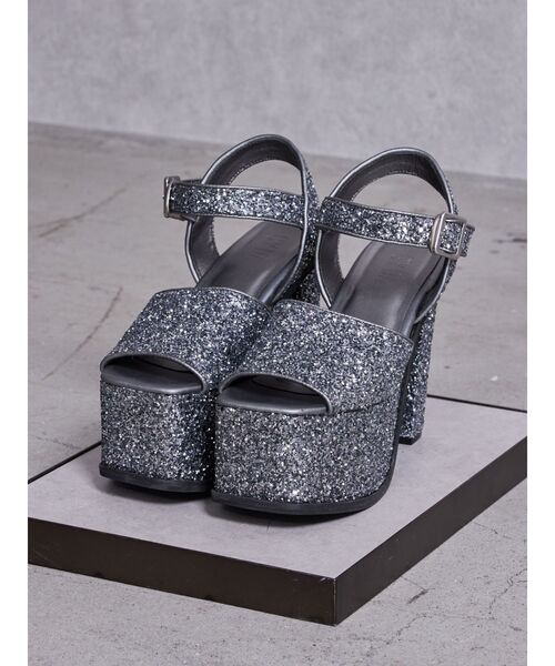 GYDA(ジェイダ)の「アンクルベルトチャンキーサンダル(サンダル・レディース・アイボリー/ブラック/シルバー系その他2・LARGE/MEDIUM/SMALL)」の3枚目の写真