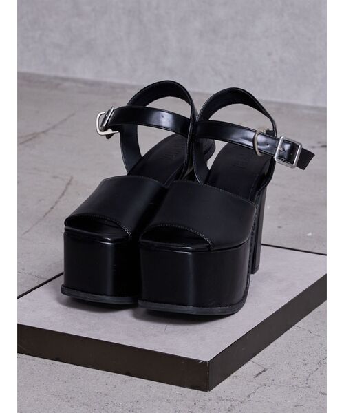 GYDA(ジェイダ)の「アンクルベルトチャンキーサンダル(サンダル・レディース・アイボリー/ブラック/シルバー系その他2・LARGE/MEDIUM/SMALL)」の2枚目の写真