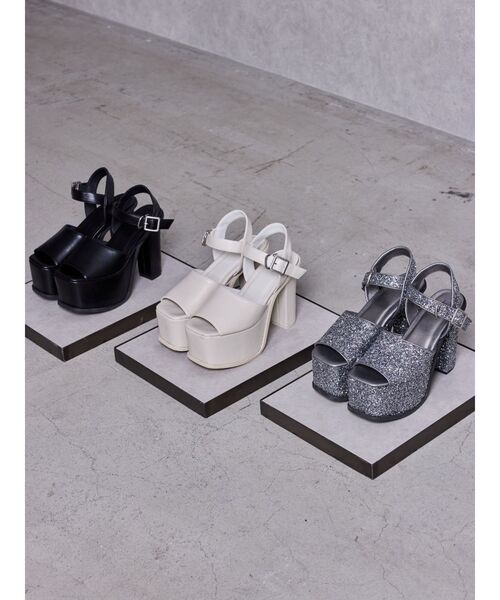 GYDA(ジェイダ)の「アンクルベルトチャンキーサンダル(サンダル・レディース・アイボリー/ブラック/シルバー系その他2・LARGE/MEDIUM/SMALL)」の4枚目の写真