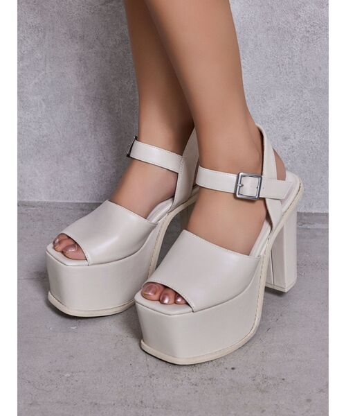 GYDA(ジェイダ)の「アンクルベルトチャンキーサンダル(サンダル・レディース・アイボリー/ブラック/シルバー系その他2・LARGE/MEDIUM/SMALL)」の5枚目の写真