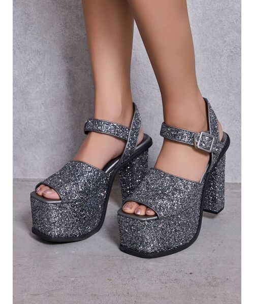 GYDA(ジェイダ)の「アンクルベルトチャンキーサンダル(サンダル・レディース・アイボリー/ブラック/シルバー系その他2・LARGE/MEDIUM/SMALL)」の7枚目の写真