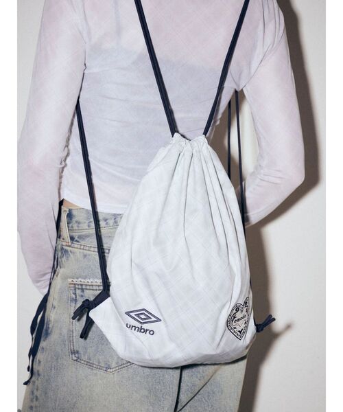 UMBRO(アンブロ)の「【UMBRO×EMODA】ストリングバックパック(バックパック/リュック・レディース・アイボリー/ブラック・FREE)」の1枚目の写真