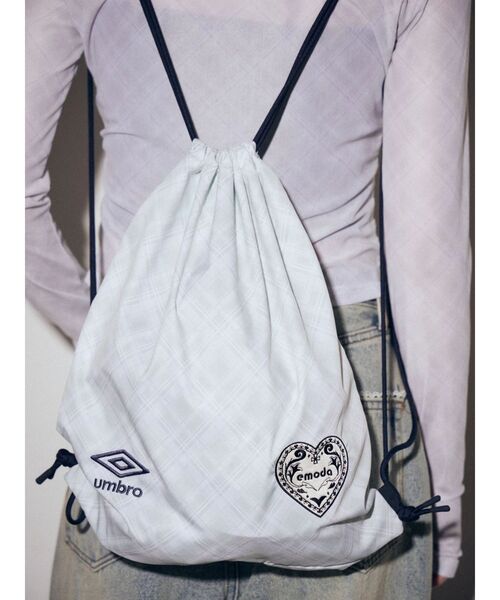 UMBRO(アンブロ)の「【UMBRO×EMODA】ストリングバックパック(バックパック/リュック・レディース・アイボリー/ブラック・FREE)」の4枚目の写真