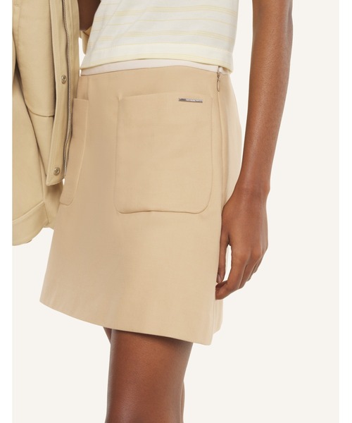 Maison Kitsune(メゾンキツネ)の「PATCH POCKET MINI SKIRT(スカート・レディース・ライトベージュ・34/36/38)」の7枚目の写真