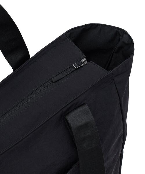 UNDER ARMOUR(アンダーアーマー)の「UAクリンクル ナイロン トートバッグ(ライフスタイル/メンズ/レディース)(ショルダーバッグ・レディース・ブラック・ONESIZE)」の4枚目の写真