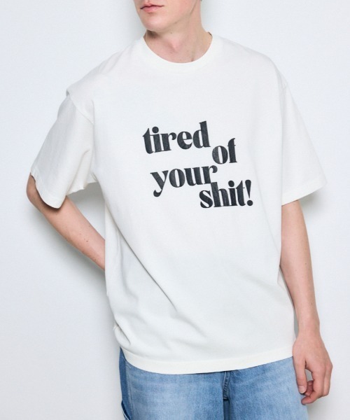 AZUL by moussy（アズールバイマウジー）の「tired of your shit Tシャツ（Tシャツ/カットソー・メンズ・ホワイト/ライトブルー/ブラック/グレー・LARGE/MEDIUM/SMALL）」の2枚目の写真