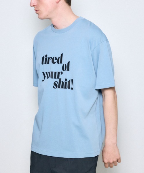AZUL by moussy（アズールバイマウジー）の「tired of your shit Tシャツ（Tシャツ/カットソー・メンズ・ホワイト/ライトブルー/ブラック/グレー・LARGE/MEDIUM/SMALL）」の4枚目の写真