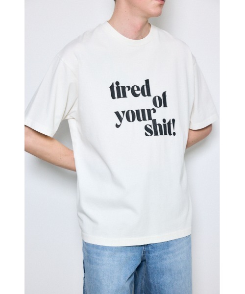 AZUL by moussy（アズールバイマウジー）の「tired of your shit Tシャツ（Tシャツ/カットソー・メンズ・ホワイト/ライトブルー/ブラック/グレー・LARGE/MEDIUM/SMALL）」の5枚目の写真