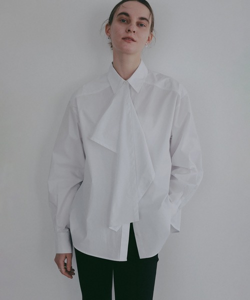 MANOF(マノフ)の「TIE OVER SHIRT(シャツ/ブラウス・レディース・ホワイト/ブラック/ブルー・M/S)」の2枚目の写真