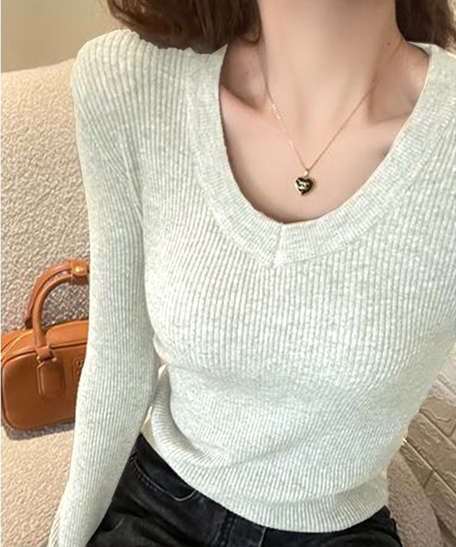 Songe(ソンジュ)の「Vネック長袖ニットトップス(Tシャツ/カットソー・レディース・グレー/ブラック/キャメル/ホワイト・FREE)」の15枚目の写真