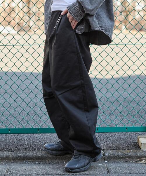 WEGO（ウィゴー）の「WEGO/【26年春新作】キーチャーム付きチノカーブパンツ（その他パンツ・メンズ・ブラック/ベージュ・LARGE/MEDIUM）」の2枚目の写真