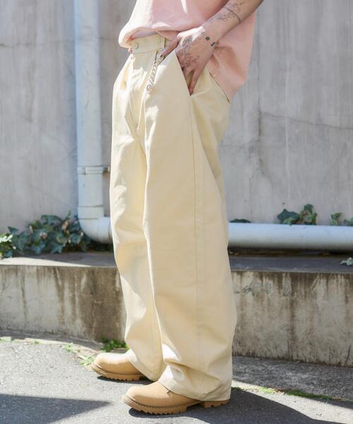 WEGO（ウィゴー）の「WEGO/【26年春新作】キーチャーム付きチノカーブパンツ（その他パンツ・メンズ・ブラック/ベージュ・LARGE/MEDIUM）」の8枚目の写真