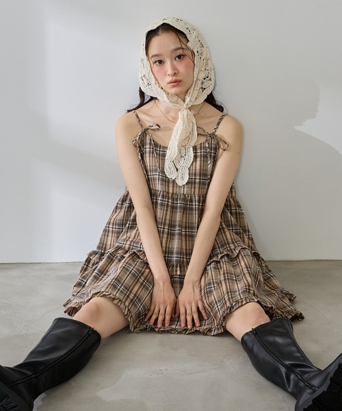 P.V.T(ピーブイティー)の「リボン付きチェックキャミティアードチュニック(ワンピース・レディース・Black/モカ・M)」の13枚目の写真