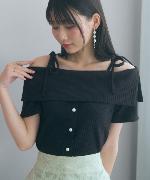 marun(マルン)の「<大きいサイズ>肩リボンオフショルダーテレコリブカットソー marun(Tシャツ/カットソー・レディース・グレイッシュベージュ/ブラック・L/LL/3L/4L/5L)」の2枚目の写真