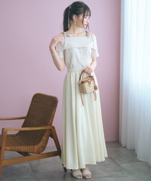 marun(マルン)の「<大きいサイズ>肩リボンオフショルダーテレコリブカットソー marun(Tシャツ/カットソー・レディース・グレイッシュベージュ/ブラック・L/LL/3L/4L/5L)」の4枚目の写真