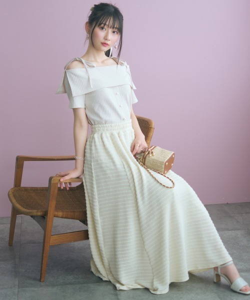 marun(マルン)の「<大きいサイズ>肩リボンオフショルダーテレコリブカットソー marun(Tシャツ/カットソー・レディース・グレイッシュベージュ/ブラック・L/LL/3L/4L/5L)」の5枚目の写真