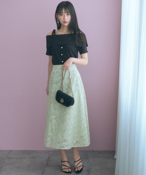 marun(マルン)の「<大きいサイズ>肩リボンオフショルダーテレコリブカットソー marun(Tシャツ/カットソー・レディース・グレイッシュベージュ/ブラック・L/LL/3L/4L/5L)」の8枚目の写真