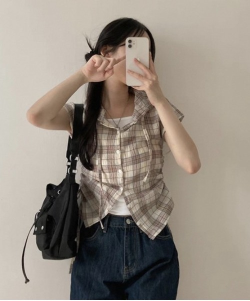 Vini(ヴィニ)の「チェック柄 クロップド丈 半袖フーディーシャツ(Tシャツ/カットソー・レディース・アイボリー/ネイビー・MEDIUM)」の9枚目の写真