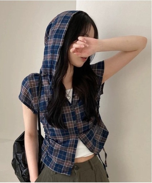 Vini(ヴィニ)の「チェック柄 クロップド丈 半袖フーディーシャツ(Tシャツ/カットソー・レディース・アイボリー/ネイビー・MEDIUM)」の8枚目の写真