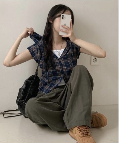 Vini(ヴィニ)の「チェック柄 クロップド丈 半袖フーディーシャツ(Tシャツ/カットソー・レディース・アイボリー/ネイビー・MEDIUM)」の6枚目の写真