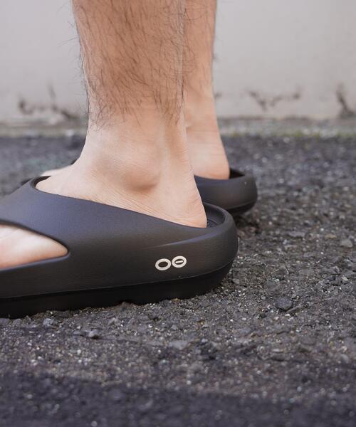 OOFOS(ウーフォス)の「OOFOS/ウーフォス OORIGINAL+ ウーオリジナルプラス リカバリーサンダル ユニセックス(サンダル・レディース・ブラック・23/28/27/26/25/24)」の4枚目の写真