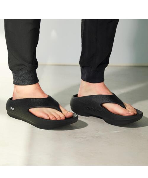 OOFOS(ウーフォス)の「OOFOS/ウーフォス OORIGINAL+ ウーオリジナルプラス リカバリーサンダル ユニセックス(サンダル・レディース・ブラック・23/28/27/26/25/24)」の8枚目の写真