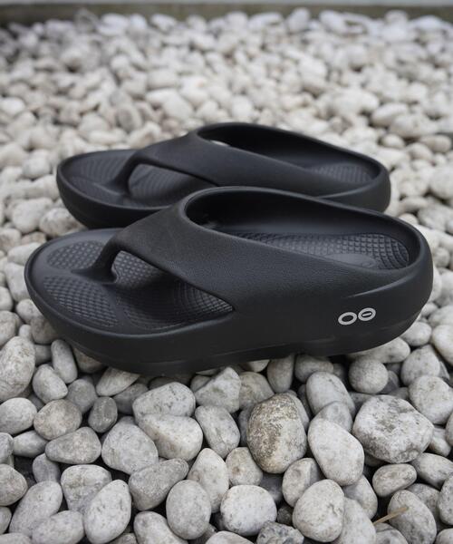 OOFOS(ウーフォス)の「OOFOS/ウーフォス OORIGINAL+ ウーオリジナルプラス リカバリーサンダル ユニセックス(サンダル・レディース・ブラック・23/28/27/26/25/24)」の17枚目の写真