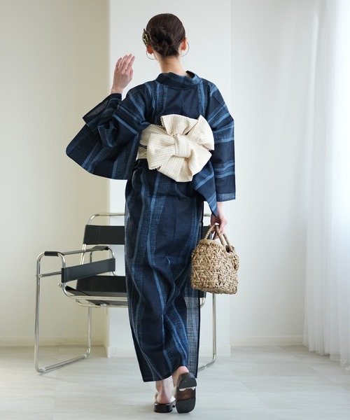 utatane(ウタタネ)の「浴衣3点セット 粋モダン 紺地によろけ流し(浴衣・レディース・ネイビー・FREE)」の4枚目の写真