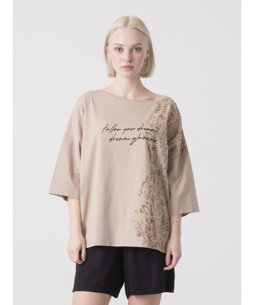 DIMENSIONE danza(ディメンシオーネ ダンツァ)の「デザインTシャツ(Tシャツ/カットソー・レディース・オフホワイト/アーミー/ベージュ・SMALL)」の1枚目の写真