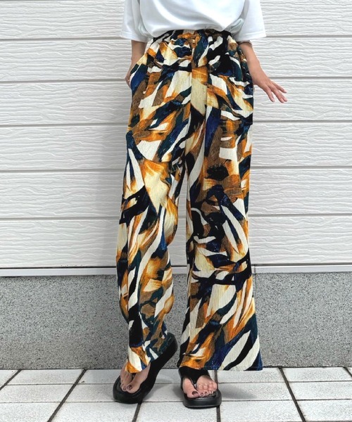 Q(キュー)の「プリーツリーフ柄PT(その他パンツ・レディース・ブルー系その他/ブラック系その他・MEDIUM)」の1枚目の写真