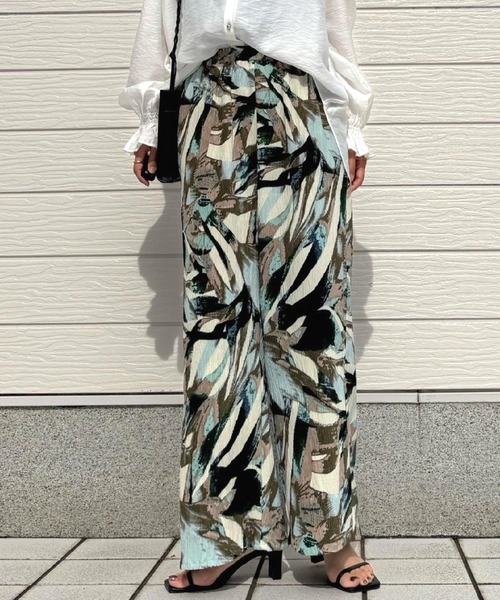 Q(キュー)の「プリーツリーフ柄PT(その他パンツ・レディース・ブルー系その他/ブラック系その他・MEDIUM)」の2枚目の写真