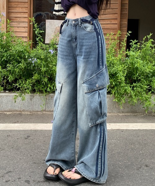 AMAJI(アマジ)の「ストライプ柄 配色 デニムパンツ(デニムパンツ・レディース・ブルー・SMALL/MEDIUM/LARGE/X-LARGE)」の1枚目の写真