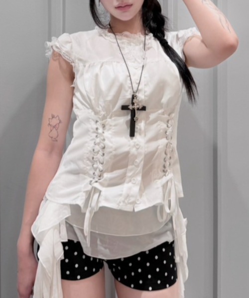 Never mind the XU / Chikashitsu+(ネバーマインド ザ エックスユー / チカシツプラス)の「【nmtc+】Eyelet Lace Shirring Crop Blouse / 【エヌエムティーシープラス】アイレットレースアップシャーリングクロップドフリルブラウス(シャツ/ブラウス・レディース・ホワイト・ONE SIZE)」の1枚目の写真