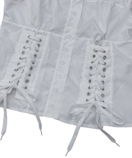 Never mind the XU / Chikashitsu+(ネバーマインド ザ エックスユー / チカシツプラス)の「【nmtc+】Eyelet Lace Shirring Crop Blouse / 【エヌエムティーシープラス】アイレットレースアップシャーリングクロップドフリルブラウス(シャツ/ブラウス・レディース・ホワイト・ONE SIZE)」の22枚目の写真