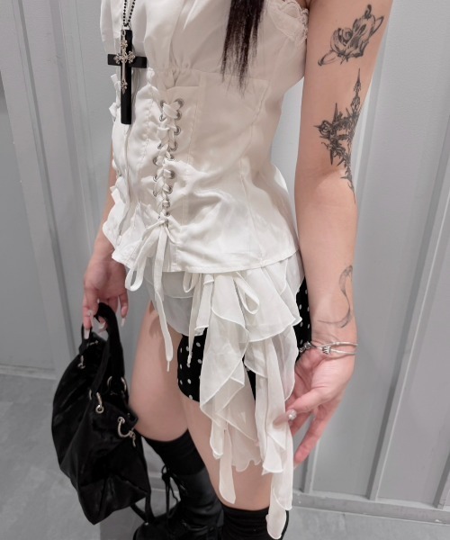 Never mind the XU / Chikashitsu+(ネバーマインド ザ エックスユー / チカシツプラス)の「【nmtc+】Eyelet Lace Shirring Crop Blouse / 【エヌエムティーシープラス】アイレットレースアップシャーリングクロップドフリルブラウス(シャツ/ブラウス・レディース・ホワイト・ONE SIZE)」の5枚目の写真
