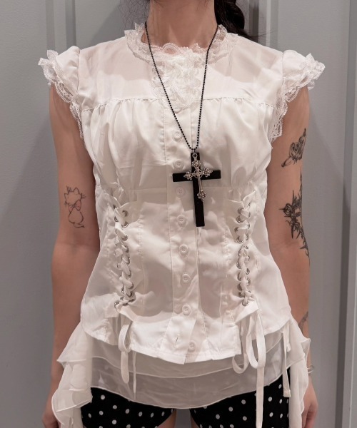 Never mind the XU / Chikashitsu+(ネバーマインド ザ エックスユー / チカシツプラス)の「【nmtc+】Eyelet Lace Shirring Crop Blouse / 【エヌエムティーシープラス】アイレットレースアップシャーリングクロップドフリルブラウス(シャツ/ブラウス・レディース・ホワイト・ONE SIZE)」の16枚目の写真