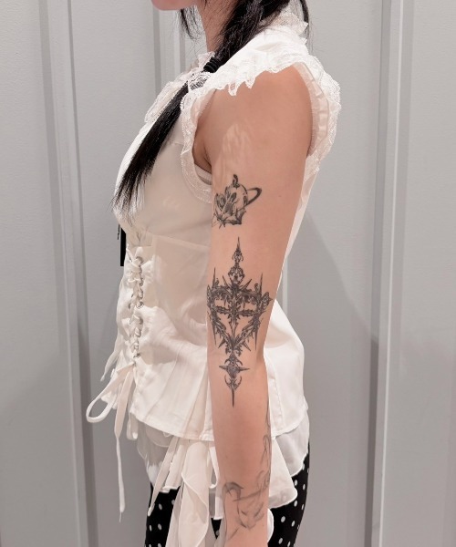 Never mind the XU / Chikashitsu+(ネバーマインド ザ エックスユー / チカシツプラス)の「【nmtc+】Eyelet Lace Shirring Crop Blouse / 【エヌエムティーシープラス】アイレットレースアップシャーリングクロップドフリルブラウス(シャツ/ブラウス・レディース・ホワイト・ONE SIZE)」の17枚目の写真
