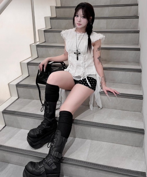 Never mind the XU / Chikashitsu+(ネバーマインド ザ エックスユー / チカシツプラス)の「【nmtc+】Eyelet Lace Shirring Crop Blouse / 【エヌエムティーシープラス】アイレットレースアップシャーリングクロップドフリルブラウス(シャツ/ブラウス・レディース・ホワイト・ONE SIZE)」の11枚目の写真