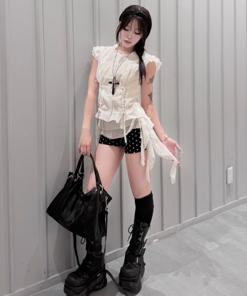 Never mind the XU / Chikashitsu+(ネバーマインド ザ エックスユー / チカシツプラス)の「【nmtc+】Eyelet Lace Shirring Crop Blouse / 【エヌエムティーシープラス】アイレットレースアップシャーリングクロップドフリルブラウス(シャツ/ブラウス・レディース・ホワイト・ONE SIZE)」の14枚目の写真