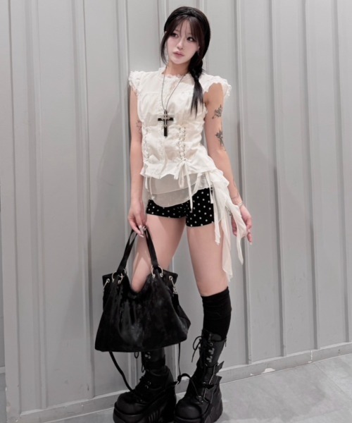 Never mind the XU / Chikashitsu+(ネバーマインド ザ エックスユー / チカシツプラス)の「【nmtc+】Eyelet Lace Shirring Crop Blouse / 【エヌエムティーシープラス】アイレットレースアップシャーリングクロップドフリルブラウス(シャツ/ブラウス・レディース・ホワイト・ONE SIZE)」の13枚目の写真