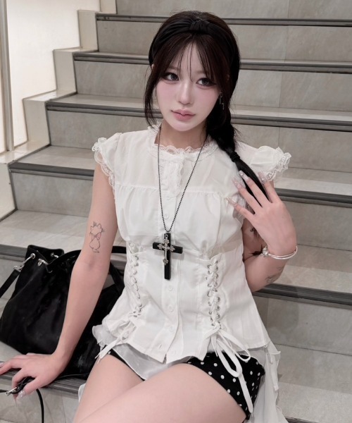 Never mind the XU / Chikashitsu+(ネバーマインド ザ エックスユー / チカシツプラス)の「【nmtc+】Eyelet Lace Shirring Crop Blouse / 【エヌエムティーシープラス】アイレットレースアップシャーリングクロップドフリルブラウス(シャツ/ブラウス・レディース・ホワイト・ONE SIZE)」の10枚目の写真
