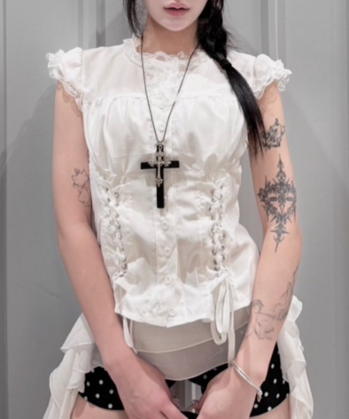 Never mind the XU / Chikashitsu+(ネバーマインド ザ エックスユー / チカシツプラス)の「【nmtc+】Eyelet Lace Shirring Crop Blouse / 【エヌエムティーシープラス】アイレットレースアップシャーリングクロップドフリルブラウス(シャツ/ブラウス・レディース・ホワイト・ONE SIZE)」の2枚目の写真