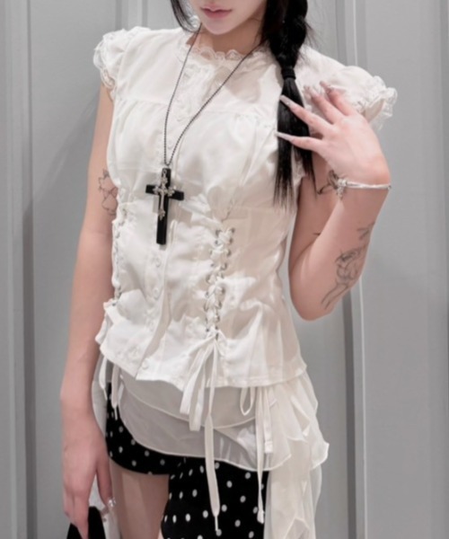 Never mind the XU / Chikashitsu+(ネバーマインド ザ エックスユー / チカシツプラス)の「【nmtc+】Eyelet Lace Shirring Crop Blouse / 【エヌエムティーシープラス】アイレットレースアップシャーリングクロップドフリルブラウス(シャツ/ブラウス・レディース・ホワイト・ONE SIZE)」の3枚目の写真