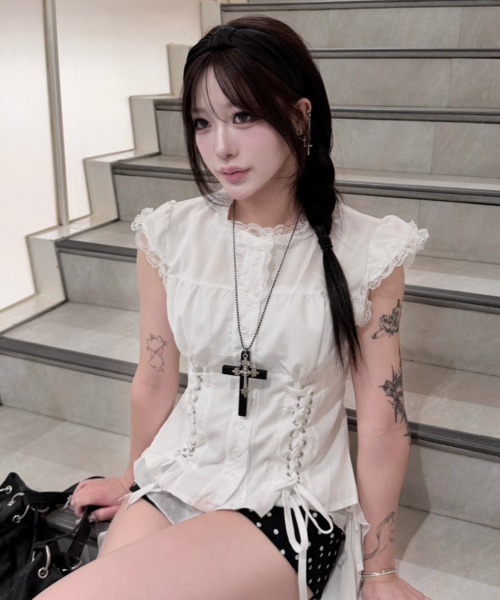 Never mind the XU / Chikashitsu+(ネバーマインド ザ エックスユー / チカシツプラス)の「【nmtc+】Eyelet Lace Shirring Crop Blouse / 【エヌエムティーシープラス】アイレットレースアップシャーリングクロップドフリルブラウス(シャツ/ブラウス・レディース・ホワイト・ONE SIZE)」の8枚目の写真