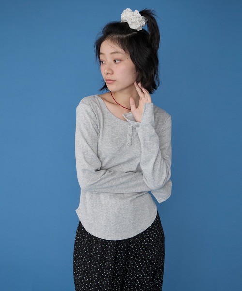 Unblend(アンブレンド)の「【Unblend】パターンメッシュ ヘンリーネック アソートロンT(Tシャツ/カットソー・レディース・グレー系/チャコール/杢グレー/ブラック系/プラム/オフホワイト/ホワイト系・FREE)」の4枚目の写真