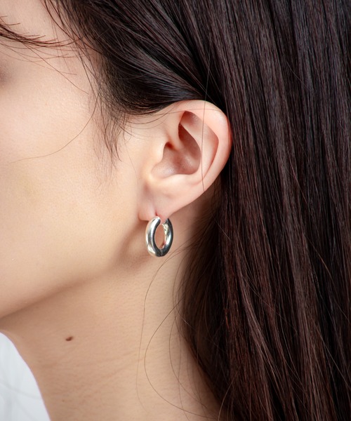 ANNIKA INEZ（アニカイネズ）の「【ANNIKA INEZ】ラージフープピアス　E1005 LRG Wide Oblique Hoops, Lrg（ピアス（両耳用）・レディース・シルバー・FREE）」の5枚目の写真