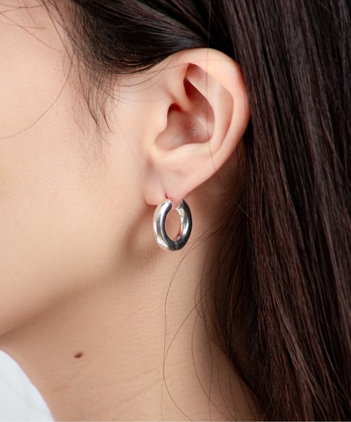 ANNIKA INEZ（アニカイネズ）の「【ANNIKA INEZ】ラージフープピアス　E1005 LRG Wide Oblique Hoops, Lrg（ピアス（両耳用）・レディース・シルバー・FREE）」の6枚目の写真