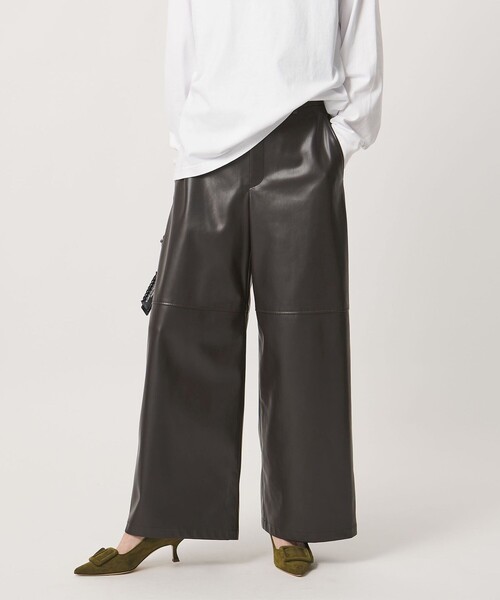 UNITED ARROWS(ユナイテッドアローズ)の「レザーライク ワイドパンツ‐ウォッシャブル‐(その他パンツ・レディース・ブラック/ダークブラウン・36/38)」の4枚目の写真