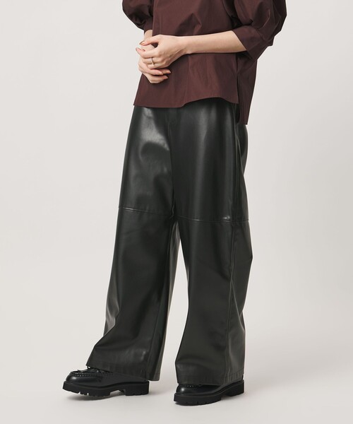 UNITED ARROWS(ユナイテッドアローズ)の「レザーライク ワイドパンツ‐ウォッシャブル‐(その他パンツ・レディース・ブラック/ダークブラウン・36/38)」の7枚目の写真